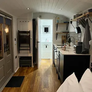 Luxury Shepherds Hut - The Sweet Pea By The Campsite York